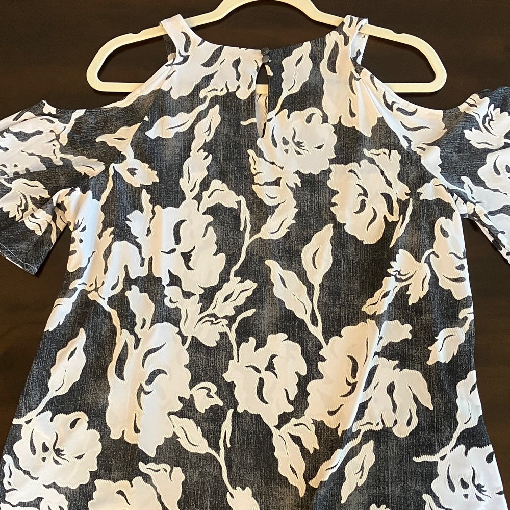 INC International Concepts Black and White Floral Cold Shoulder Blouse - Picture 6 of 7